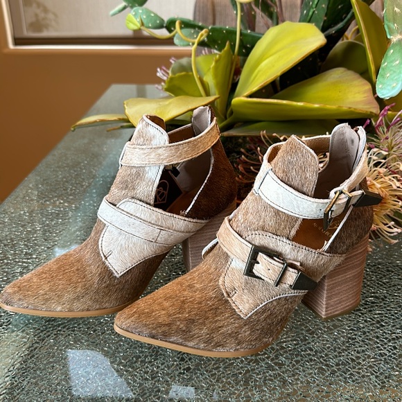 alcala’s boots Shoes - NWT ALCALAS BOOTS 8.5 NATURAL COWHAIR AMAZING!